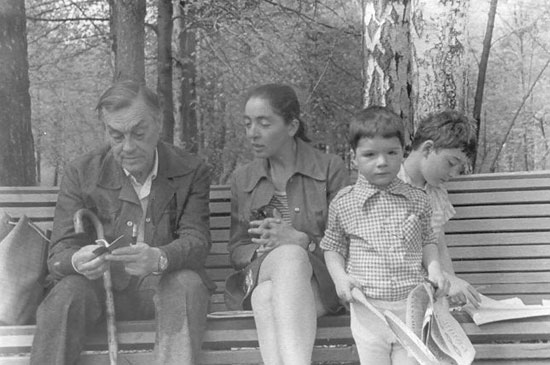 Арсений Тарковский, Лариса Миллер, ее дети Павел и Илья. Переделкино, 1978